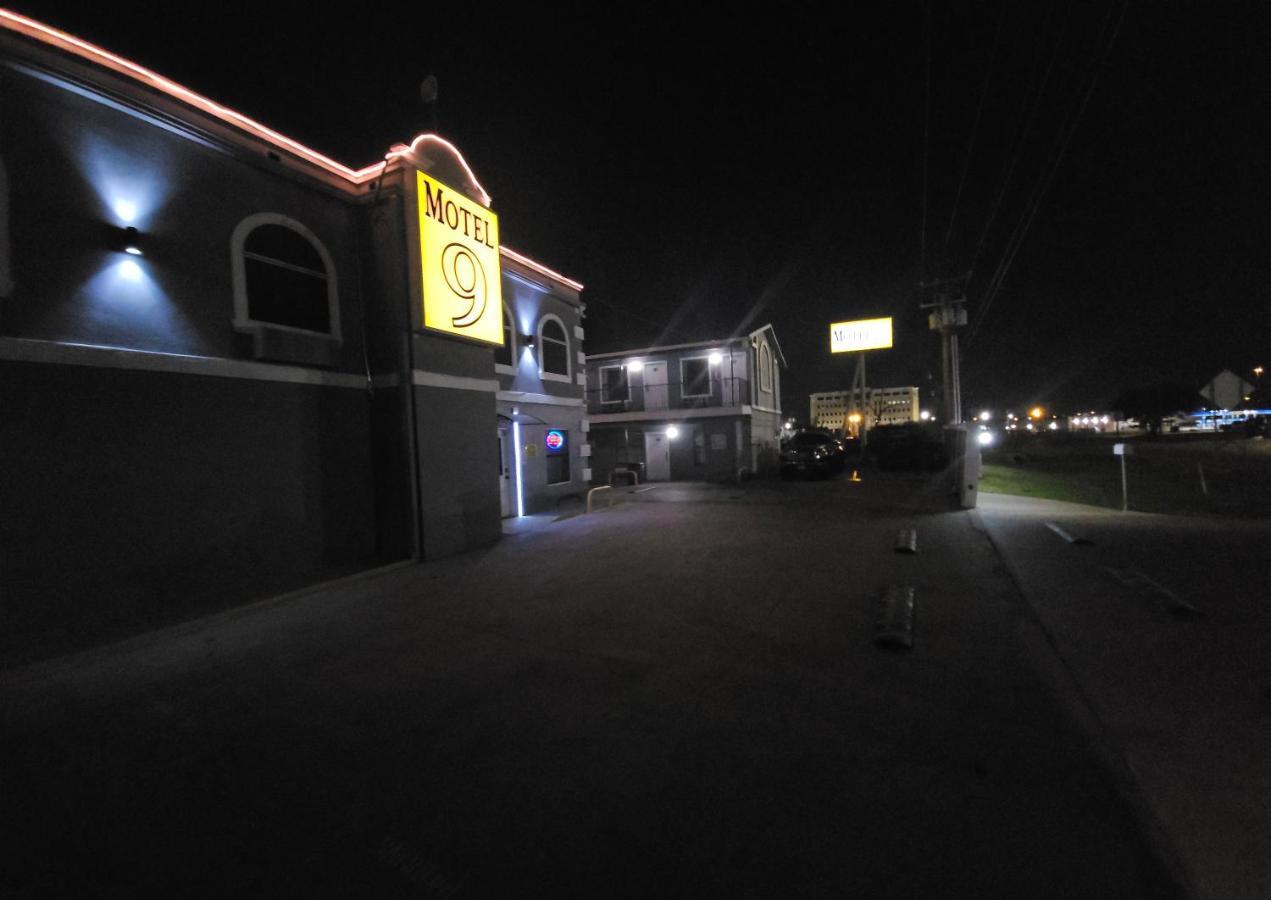Motel 9 Laredo Exteriör bild