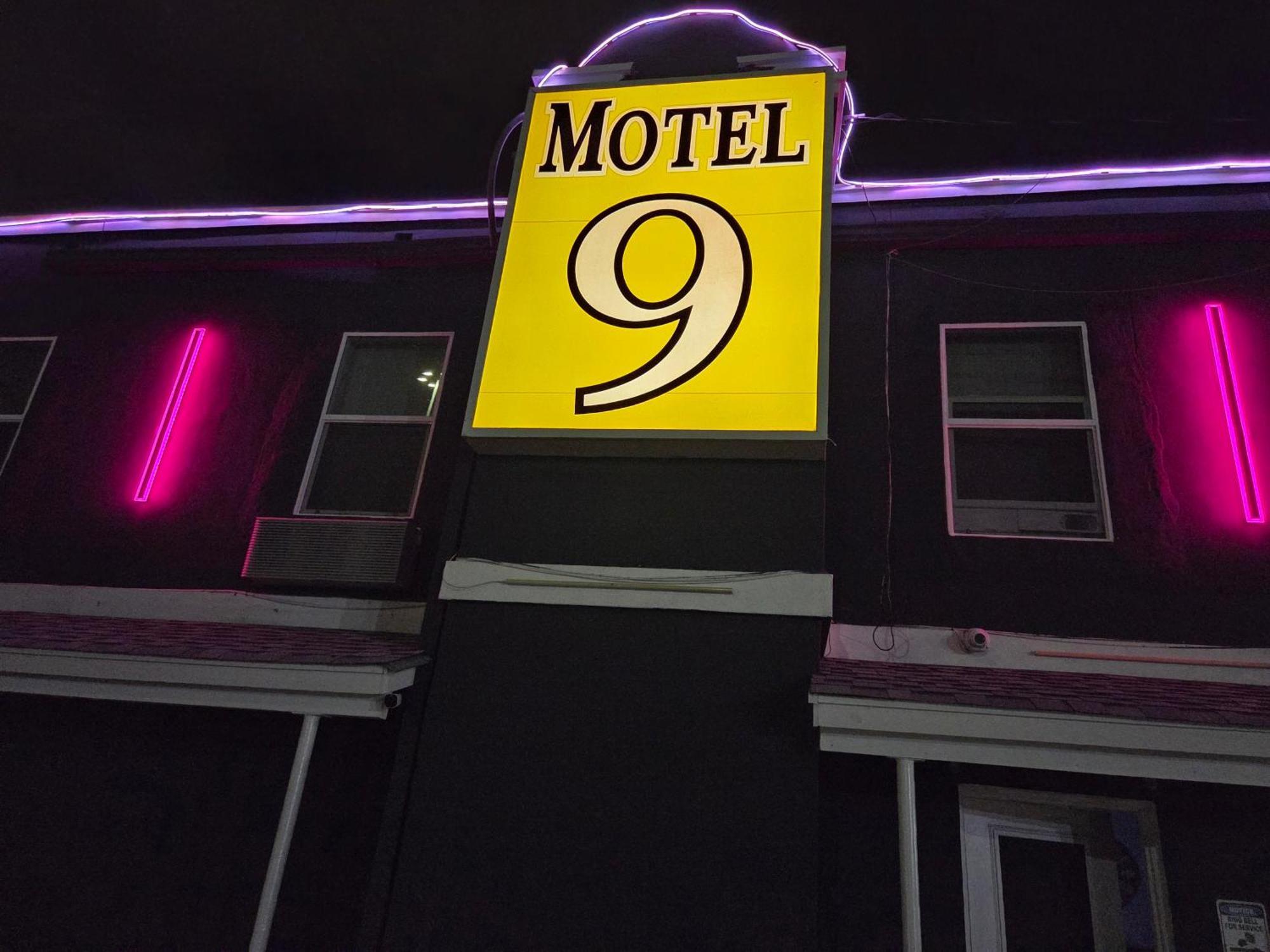 Motel 9 Laredo Exteriör bild